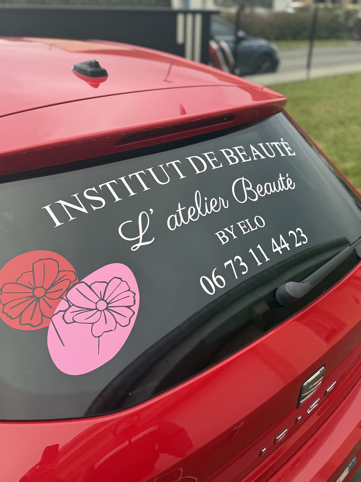 Lettrage et stickers sur une vitre arrière