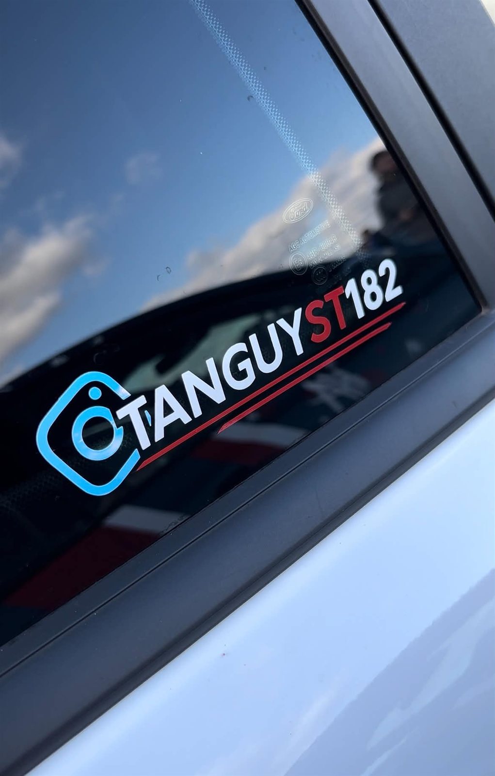 Sticker personnalisé sur une vitre de véhicule