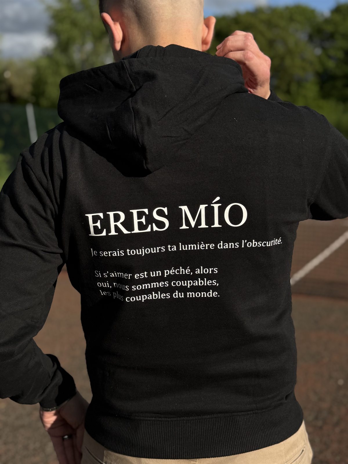 Sweat personnalisé avec un texte imprimé au dos