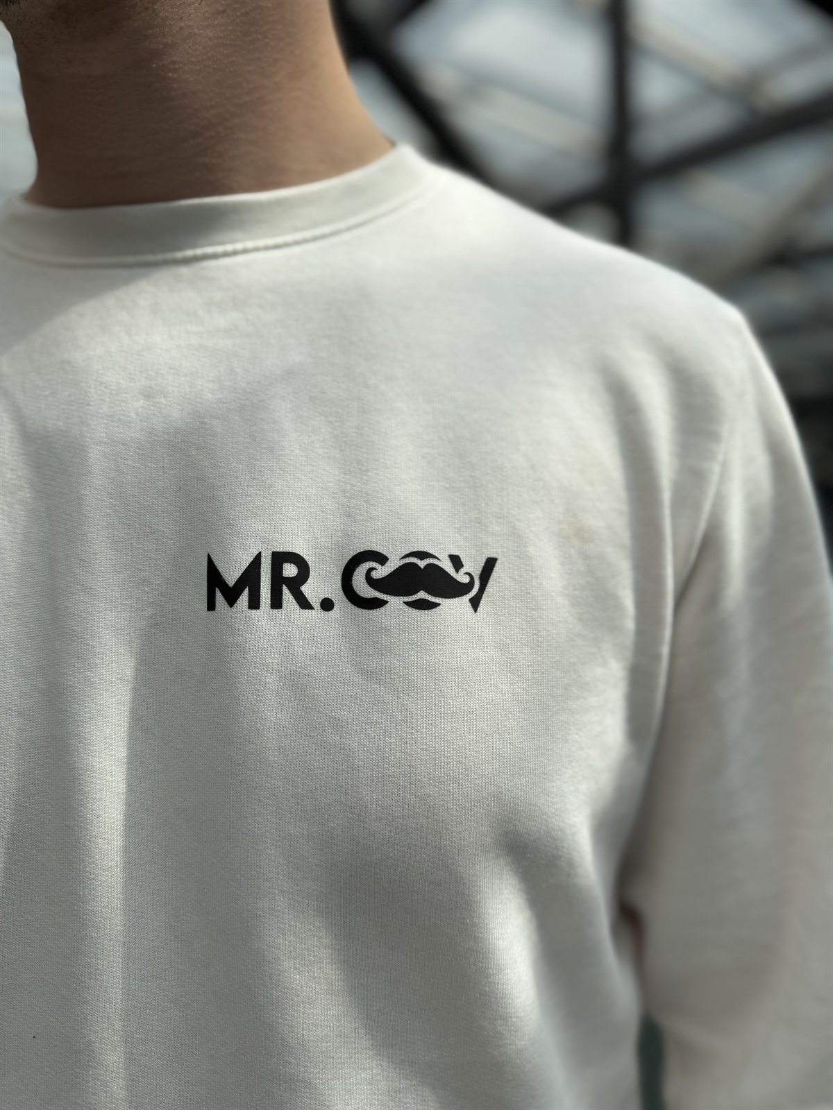 Logo MR.COV imprimé sur un t-shirt clair
