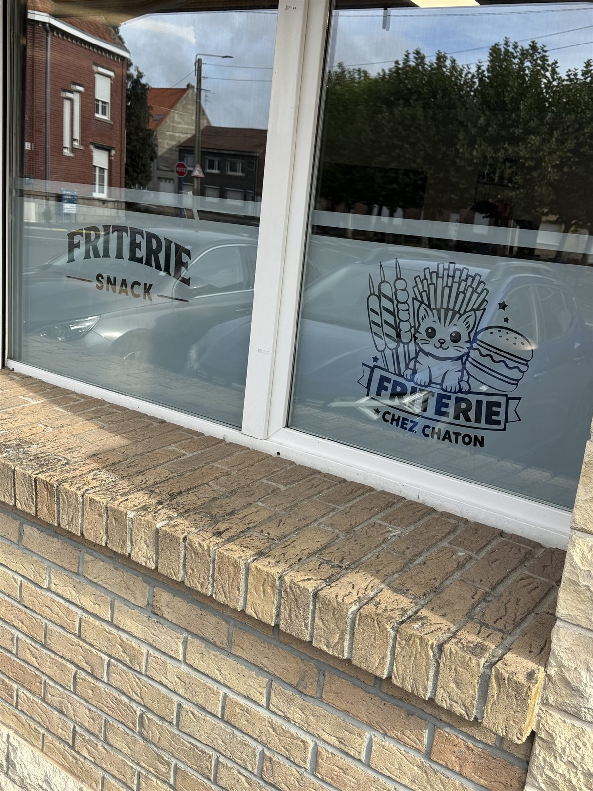 Vitrophanie décorative sur une vitrine de friterie